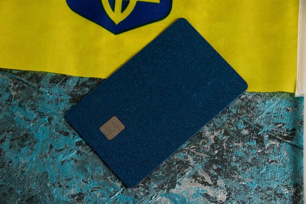 Σύγχρονη Τραπεζική Κάρτα Ένα Τσιπ Και Σημαία Της Ουκρανίας Ένα — Φωτογραφία Αρχείου