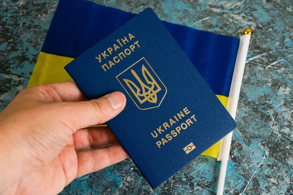 Іноземний Паспорт Громадянина України Руці Прапор України Темному Тлі Концепція — стокове фото