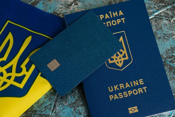 Квартира Темному Тлі Український Паспорт Прапор Банківська Картка — стокове фото