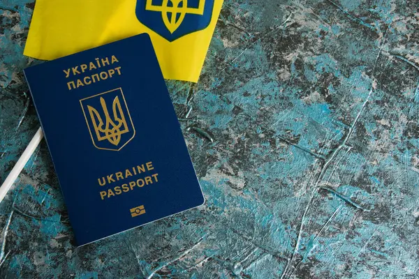 Прапор України Гербом Закордонним Паспортом Темному Тлі Виїзд Українців Кордон — стокове фото