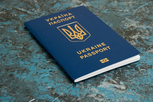 Іноземний Паспорт Громадянина України Темному Тлі Копіювальним Простором Концепція Виїзду — стокове фото