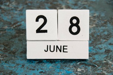 Karanlık bir arka planda ahşap takvim. Ukrayna Anayasa Günü.