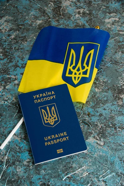 Flagge Der Ukraine Mit Wappen Und Ausländischem Pass Auf Dunklem — Stockfoto