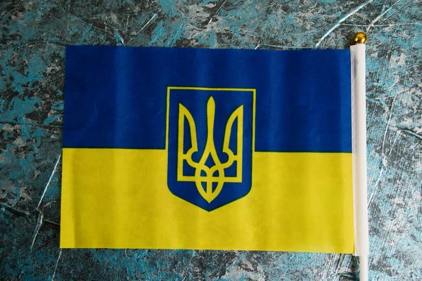 Flagge Der Ukraine Mit Wappen Auf Dunklem Hintergrund — Stockfoto