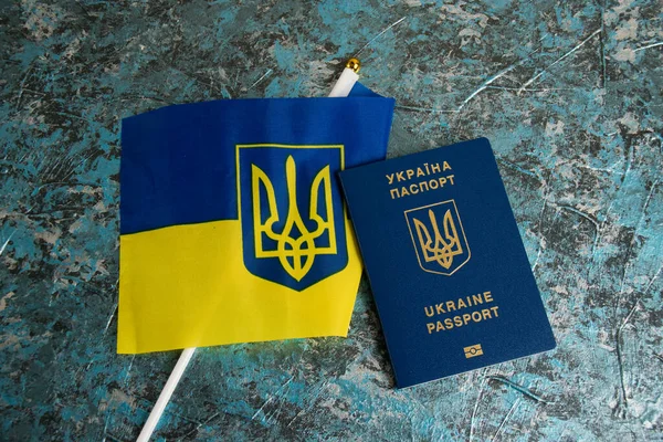 Flagge Der Ukraine Mit Wappen Und Ausländischem Pass Auf Dunklem — Stockfoto