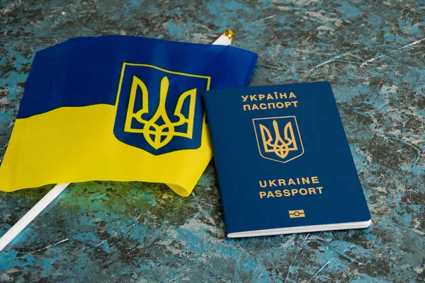 Прапор України Гербом Закордонним Паспортом Темному Тлі Виїзд Українців Кордон — стокове фото