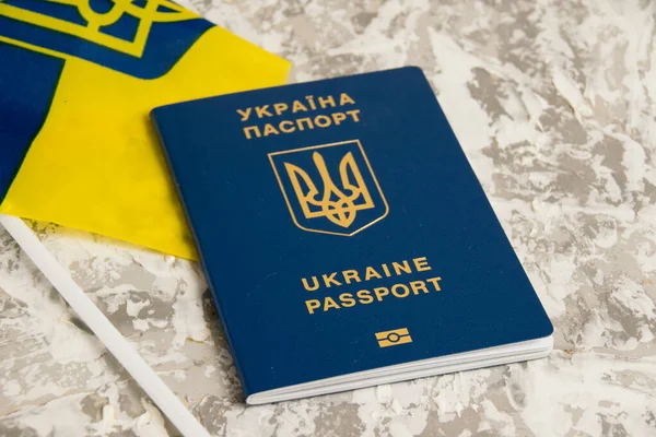 Ukrainischer Pass Und Fahne Auf Einem Hellen Tisch — Stockfoto