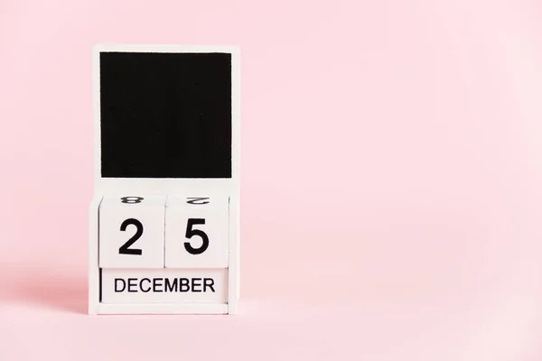 Navidad Calendario Madera Con Fecha Diciembre Sobre Fondo Rosa Concepto — Foto de Stock