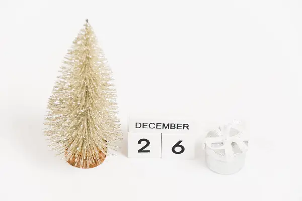 Weihnachtstag Holzkalender Mit Datum Dezember Und Dekor Auf Weißem Hintergrund — Stockfoto