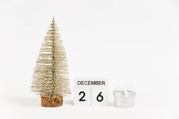 Weihnachtstag Holzkalender Mit Datum Dezember Und Dekor Auf Weißem Hintergrund — Stockfoto