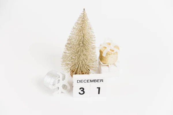 Neujahr Holzkalender Mit Dem Datum Dezember Und Dekor Auf Weißem — Stockfoto