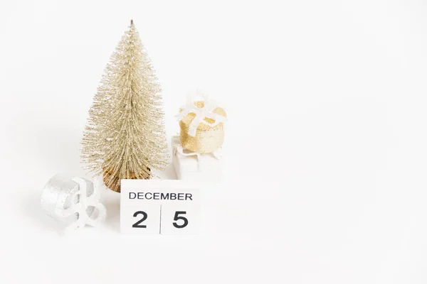 Weihnachten Holzkalender Mit Dem Datum Dezember Und Dekor Auf Weißem — Stockfoto