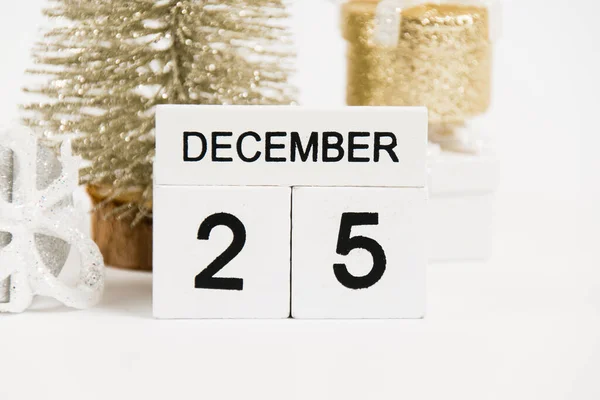 12月25日付のクリスマス 木製のカレンダー 白い背景に装飾 クリスマスと年末年始の準備のコンセプト — ストック写真