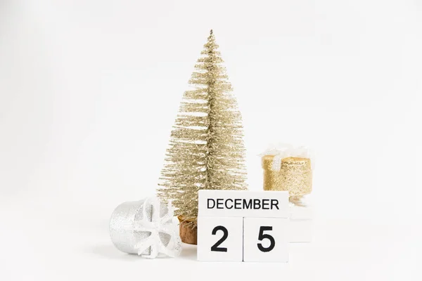 Navidad Calendario Madera Con Fecha Diciembre Decoración Sobre Fondo Blanco — Foto de Stock