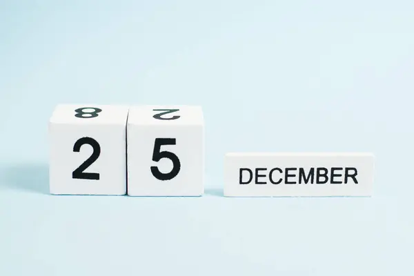 Navidad Calendario Madera Con Fecha Diciembre Sobre Fondo Azul Con —  Fotos de Stock