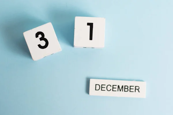 Año Nuevo Calendario Madera Con Fecha Diciembre Sobre Fondo Azul —  Fotos de Stock