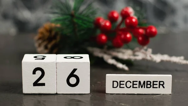Деревянный Календарь Датой Декабря Красивым Рождественским Украшением Темном Текстурированном Фоне — стоковое фото