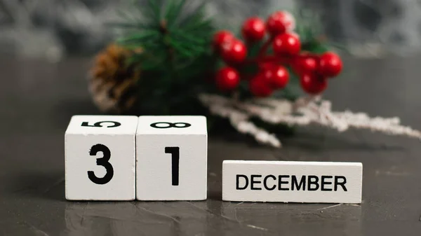 Calendario Madera Con Fecha Diciembre Hermosa Decoración Navidad Sobre Fondo —  Fotos de Stock