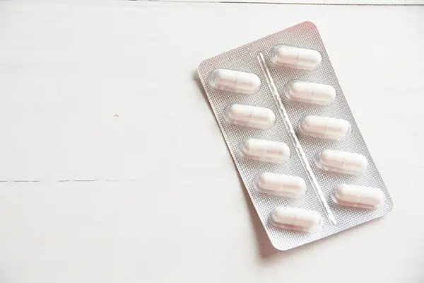 Witte Pillen Blisterverpakking Close Lichttafel Achtergrond Met Kopieerruimte — Stockfoto