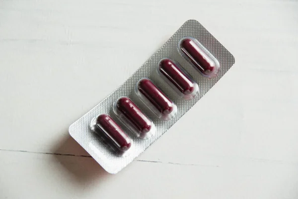 Rode Pillen Blisterverpakking Close Lichttafel Achtergrond Met Kopieerruimte — Stockfoto