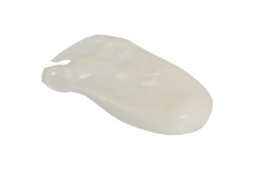 Beyaz arka plana sürülmüş ekşi krema ya da sos..