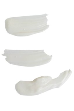 Ekşi krema kokusu, yakın plan beyaz bir arka plan üzerine sürülmüş sos..