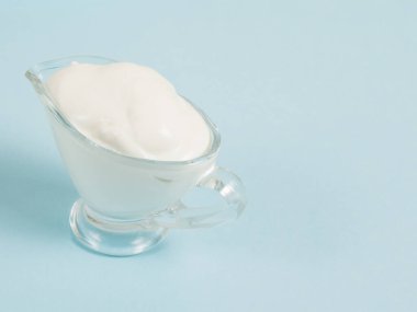 Mavi arka planda, cam tabakta beyaz sos..