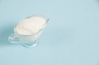 Mavi arka planda, cam tabakta beyaz sos..