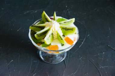 Meyveli lezzetli tatlı. Kivili meyveli jöle..