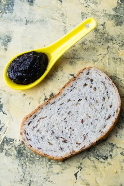 Flatlay, fındıklı çikolata ezmesi ve arka planda susamlı beyaz ekmek. Kalori ve abur cubur kavramı