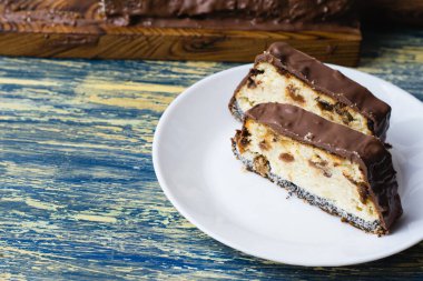 Lezzetli çikolatalı tatlı, üzümlü peynirli kek ve haşhaş tohumu. Lviv cheesecake, geleneksel bir Ukrayna tatlısıdır..