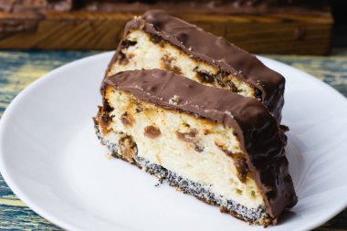 Lezzetli çikolatalı tatlı, üzümlü peynirli kek ve haşhaş tohumu. Lviv cheesecake, geleneksel bir Ukrayna tatlısıdır..