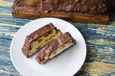 Lezzetli çikolatalı tatlı, üzümlü peynirli kek ve haşhaş tohumu. Lviv cheesecake, geleneksel bir Ukrayna tatlısıdır..