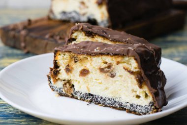 Lezzetli çikolatalı tatlı, üzümlü peynirli kek ve haşhaş tohumu. Lviv cheesecake, geleneksel bir Ukrayna tatlısıdır..