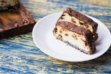 Lezzetli çikolatalı tatlı, üzümlü peynirli kek ve haşhaş tohumu. Lviv cheesecake, geleneksel bir Ukrayna tatlısıdır..