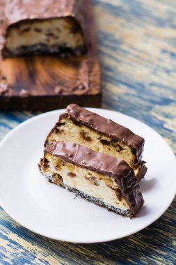 Lezzetli çikolatalı tatlı, üzümlü peynirli kek ve haşhaş tohumu. Lviv cheesecake, geleneksel bir Ukrayna tatlısıdır..