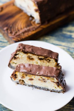 Lezzetli çikolatalı tatlı, üzümlü peynirli kek ve haşhaş tohumu. Lviv cheesecake, geleneksel bir Ukrayna tatlısıdır..