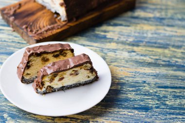 Lezzetli çikolatalı tatlı, üzümlü peynirli kek ve haşhaş tohumu. Lviv cheesecake, geleneksel bir Ukrayna tatlısıdır..