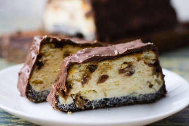 Lezzetli çikolatalı tatlı, üzümlü peynirli kek ve haşhaş tohumu. Lviv cheesecake, geleneksel bir Ukrayna tatlısıdır..