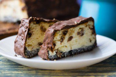 Lezzetli çikolatalı tatlı, üzümlü peynirli kek ve haşhaş tohumu. Lviv cheesecake, geleneksel bir Ukrayna tatlısıdır..