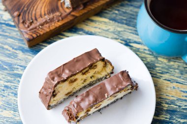 Lezzetli çikolatalı tatlı, üzümlü peynirli kek ve haşhaş tohumu. Lviv cheesecake, geleneksel bir Ukrayna tatlısıdır..