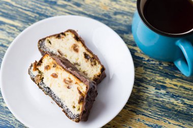 Lezzetli çikolatalı tatlı, üzümlü peynirli kek ve haşhaş tohumu. Lviv cheesecake, geleneksel bir Ukrayna tatlısıdır..