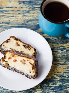 Lezzetli çikolatalı tatlı, üzümlü peynirli kek ve haşhaş tohumu. Lviv cheesecake, geleneksel bir Ukrayna tatlısıdır..