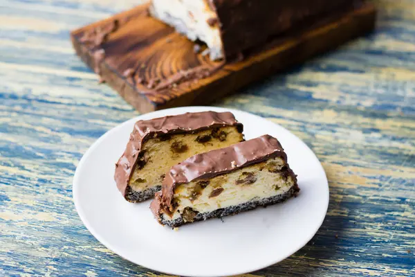 Lezzetli çikolatalı tatlı, üzümlü peynirli kek ve haşhaş tohumu. Lviv cheesecake, geleneksel bir Ukrayna tatlısıdır..