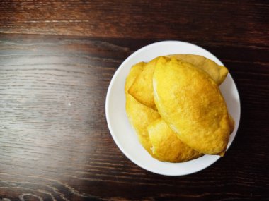 Koyu ahşap bir masada lahana kaplı nefis ev yapımı turtalar..