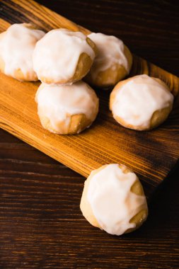 Ballı ev yapımı zencefilli kurabiye ve beyaz şekerli tarçın, koyu ahşap bir arka planda..