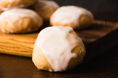 Ballı ve tarçınlı enfes zencefilli çörek koyu ahşap arka planda fotokopi alanı ile yakın plan