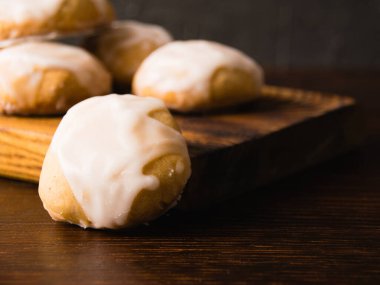 Ballı ve tarçınlı enfes zencefilli çörek koyu ahşap arka planda fotokopi alanı ile yakın plan