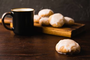 Lezzetli zencefilli ekmek, koyu ahşap masada bir fincan süt.