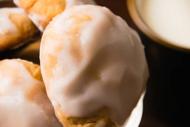 Ballı ve tarçınlı aromalı zencefilli ekmek, koyu bir arka planda.